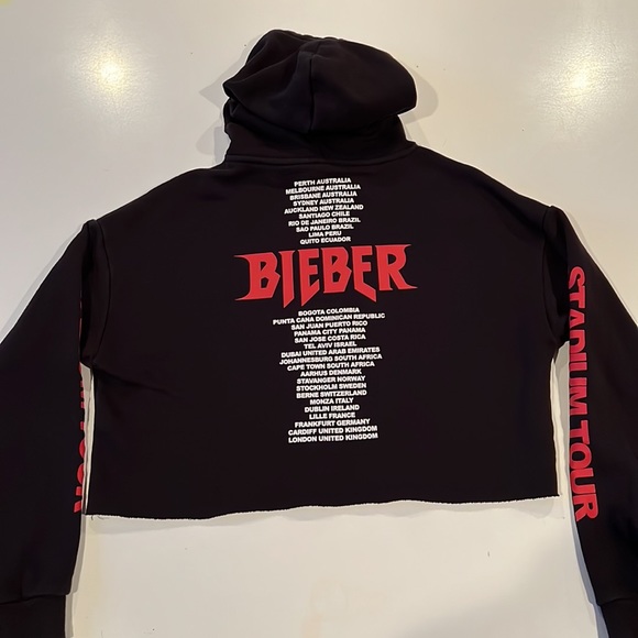 BEIBER STADIUM TOUR CROP TOP SWEATSHIRT - Picture 5 of 5